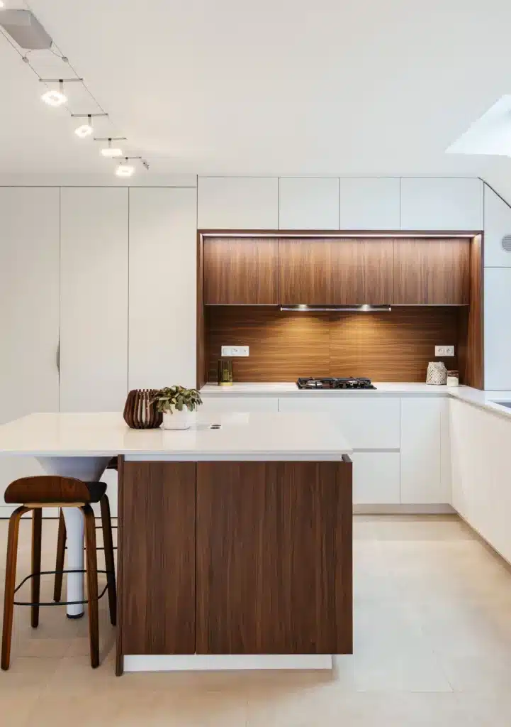 Cuisine sur mesure bois et blanc Perros-Guirec — HCA aménagements sur mesure Côte de Granit Rose